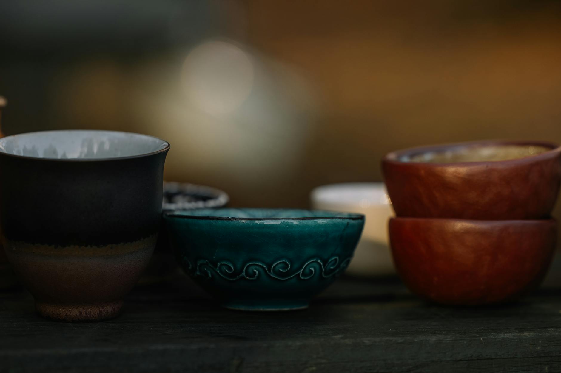Céramiques artisanales photographiées avec lumière naturelle